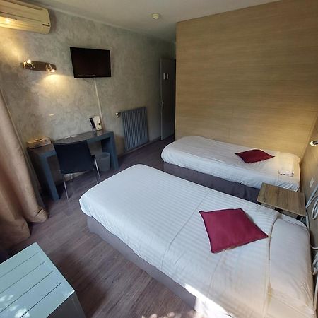 Logis Hotels - Le Pont Bernet - Hotel 2 Etoiles Et Restaurant Le Pian-Médoc Dış mekan fotoğraf