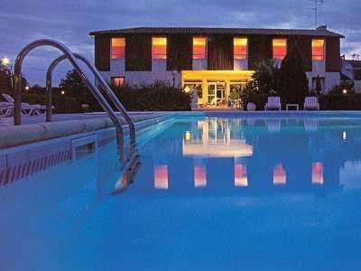 Logis Hotels - Le Pont Bernet - Hotel 2 Etoiles Et Restaurant Le Pian-Médoc Dış mekan fotoğraf