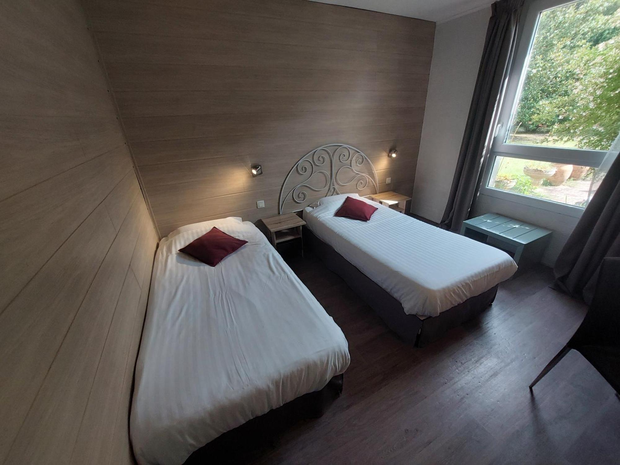 Logis Hotels - Le Pont Bernet - Hotel 2 Etoiles Et Restaurant Le Pian-Médoc Dış mekan fotoğraf