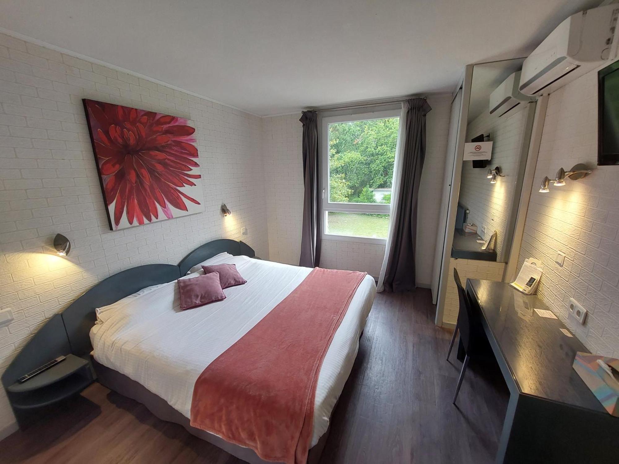 Logis Hotels - Le Pont Bernet - Hotel 2 Etoiles Et Restaurant Le Pian-Médoc Dış mekan fotoğraf
